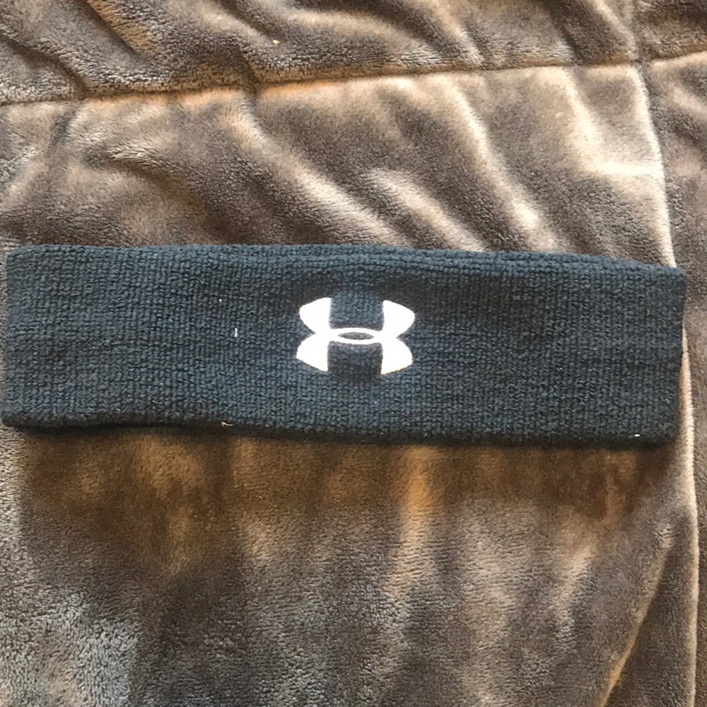 Underarmour headband. Black